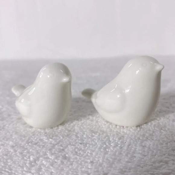 Vintage Ceramic Tiny White Dove Salt &  Pepper Shakers - Picture 1 of 10
